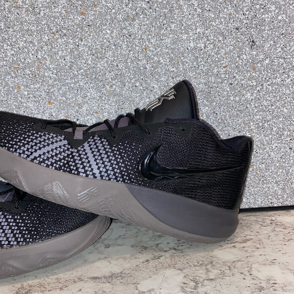 nike kyrie flytrap black thunder grey